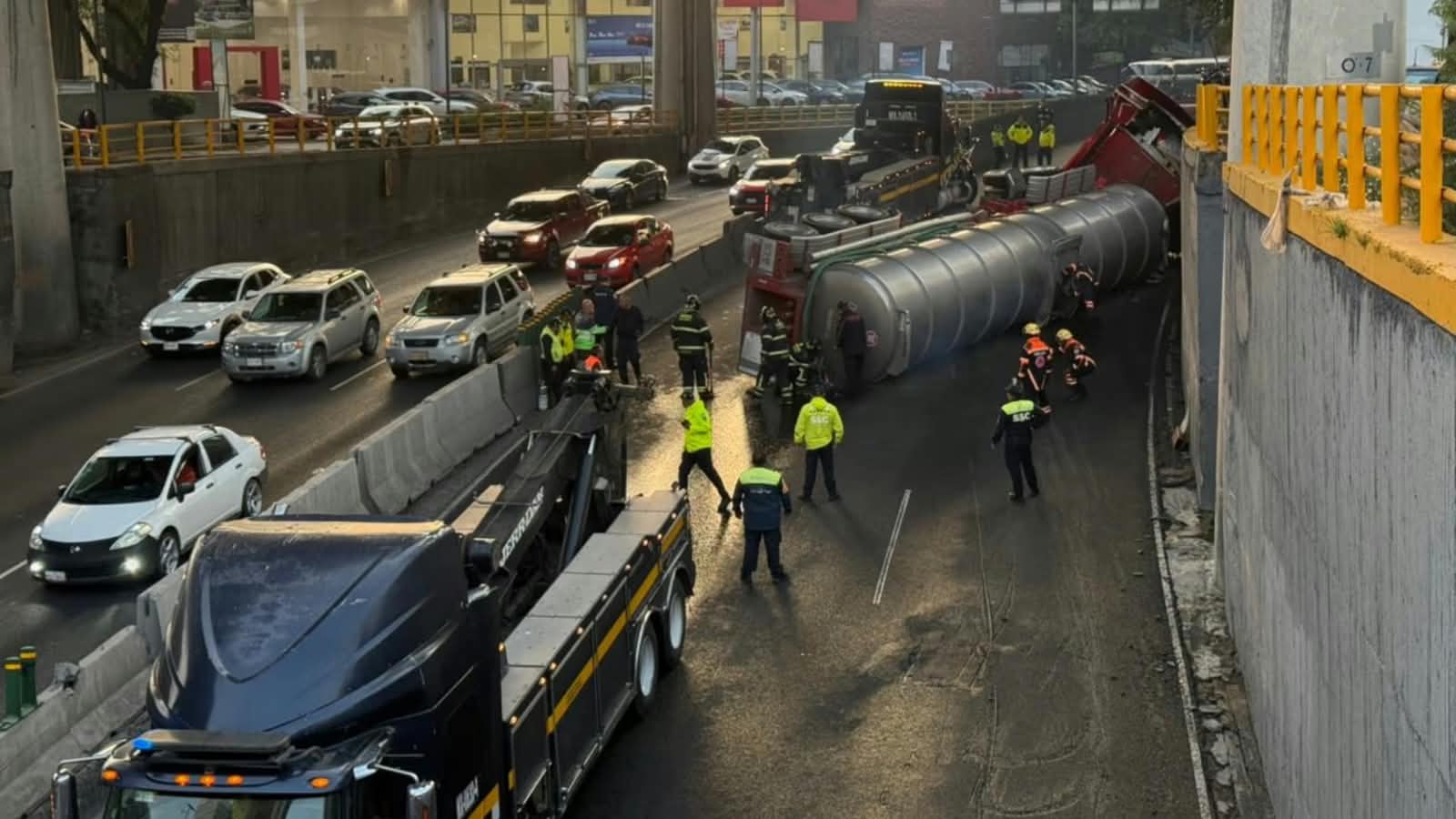 Volcadura de pipa paralizó el Periférico a la altura de Palmas