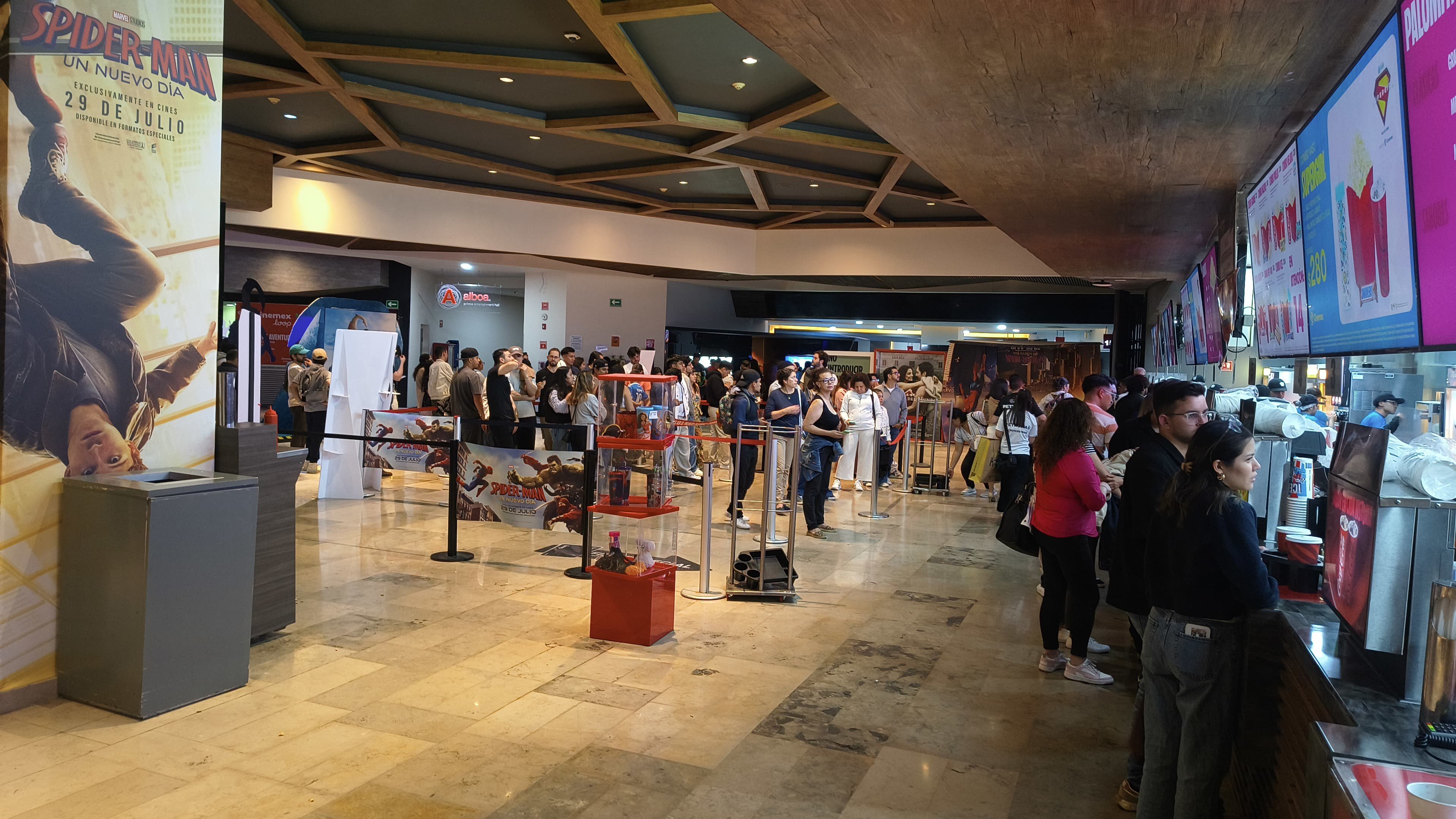 Evacúan a 220 personas en cine de Santa Fe por incendio