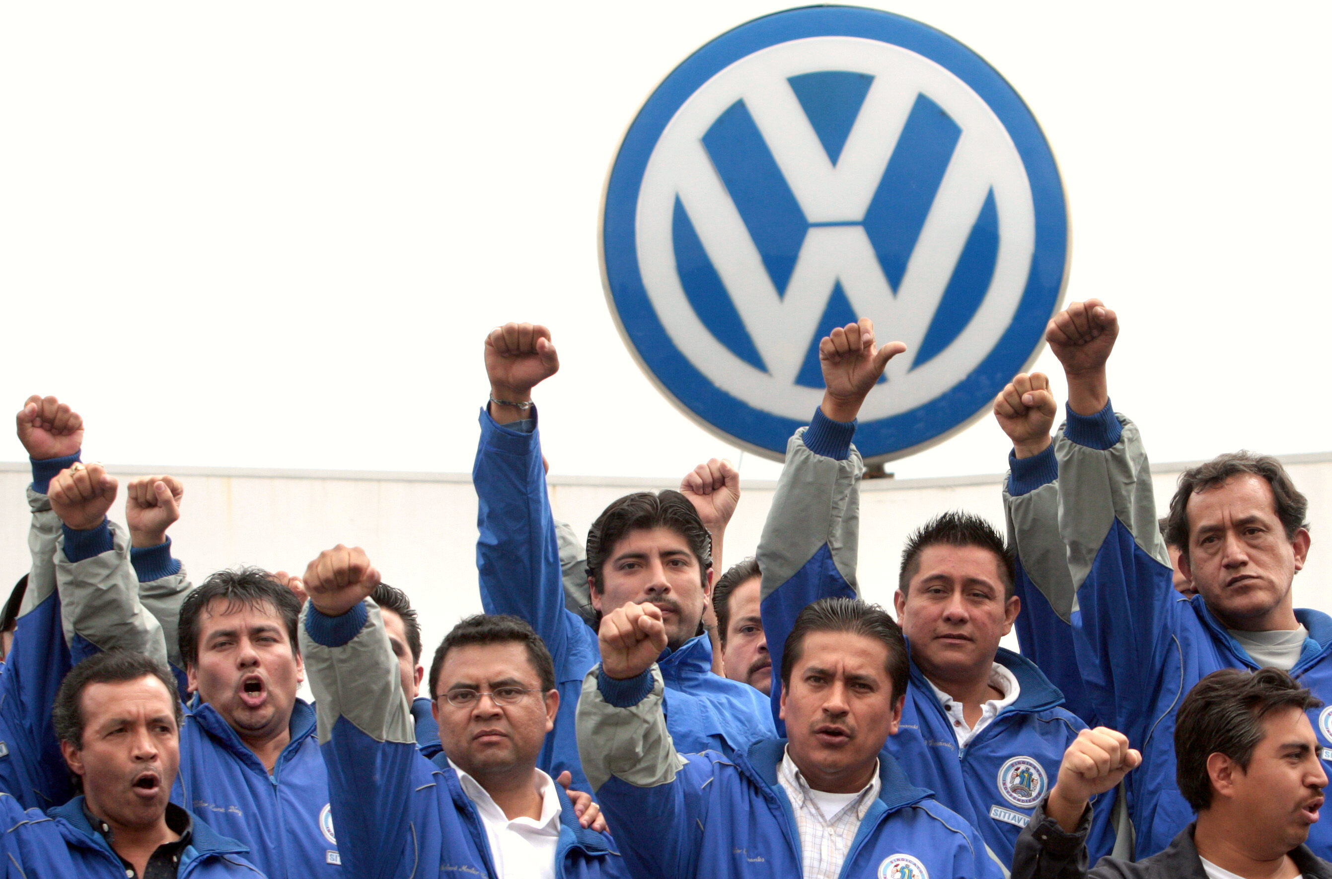 Volkswagen y sindicato cierran acuerdo salarial de 13.16% que irá a consulta de la base