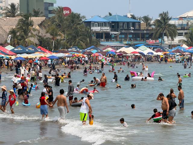 Cofepris emite alerta: 5 playas mexicanas no son aptas para nadar este verano