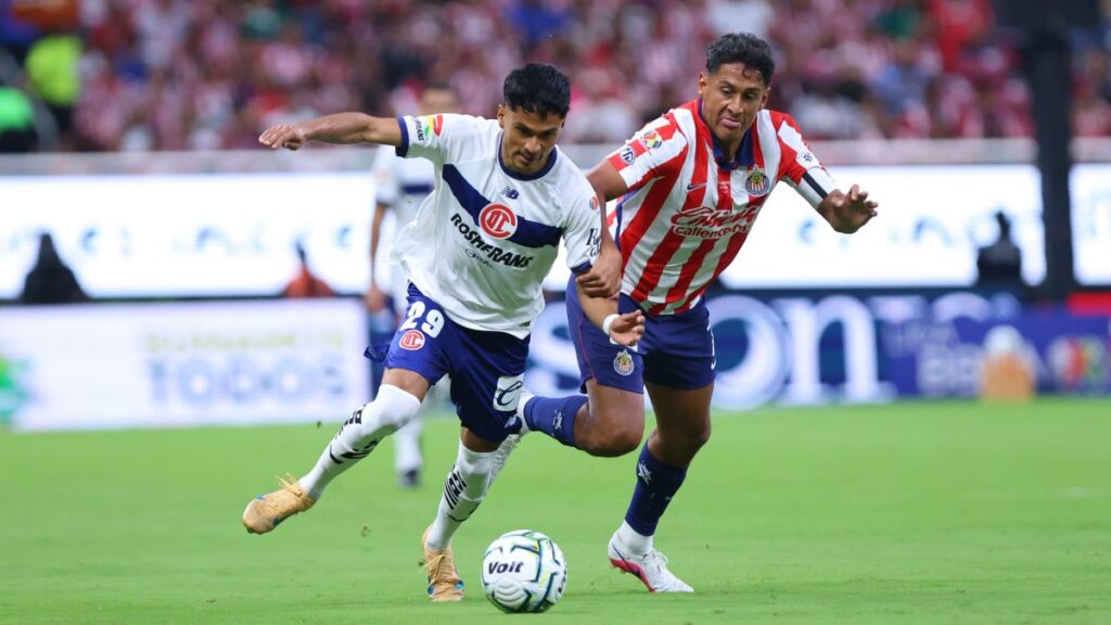Toluca amarga el debut de Chivas con triunfo en el Akron