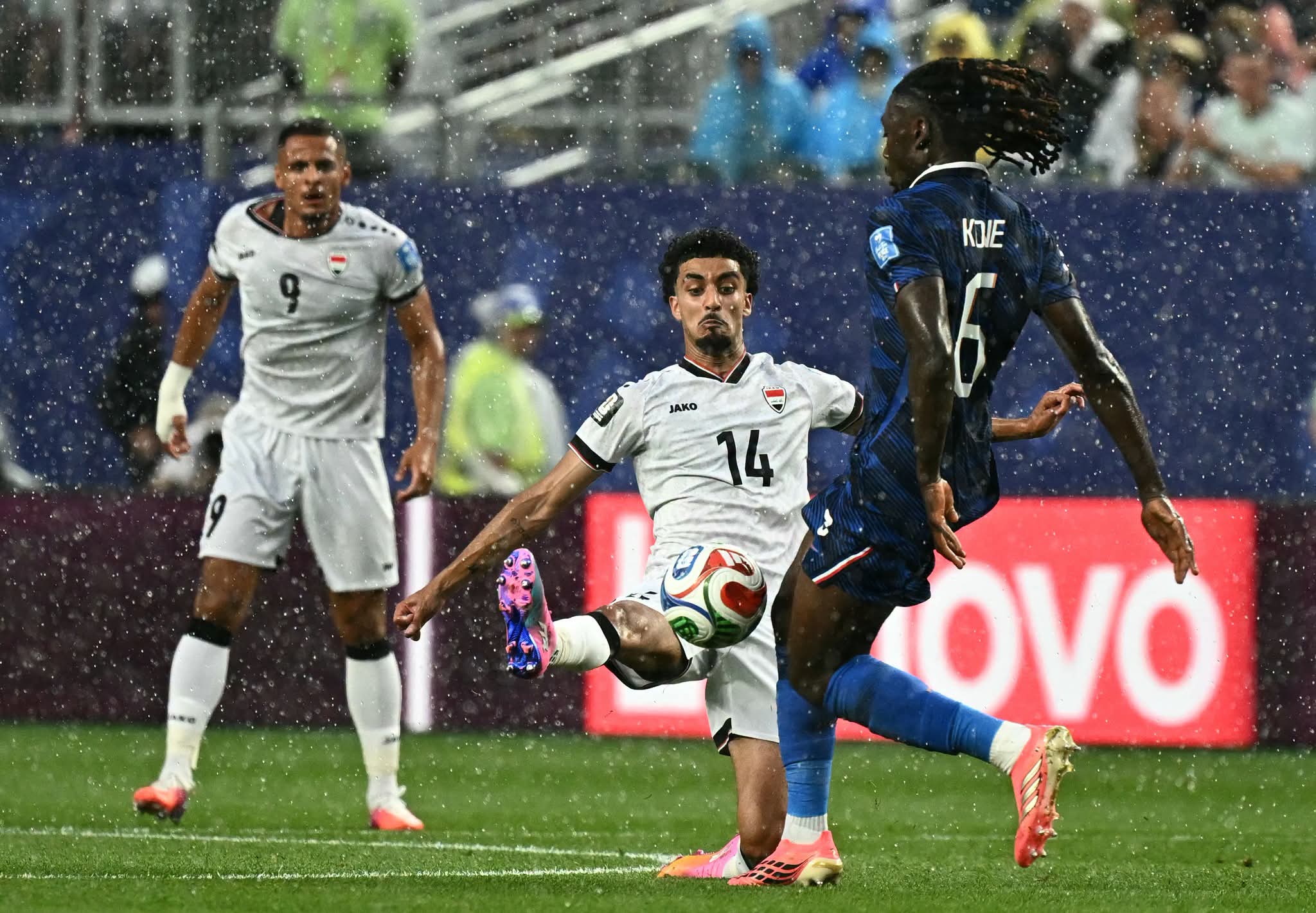 Francia, de la mano de Mbappé y tras 2 horas de lluvia, vence 3-0 a Irak