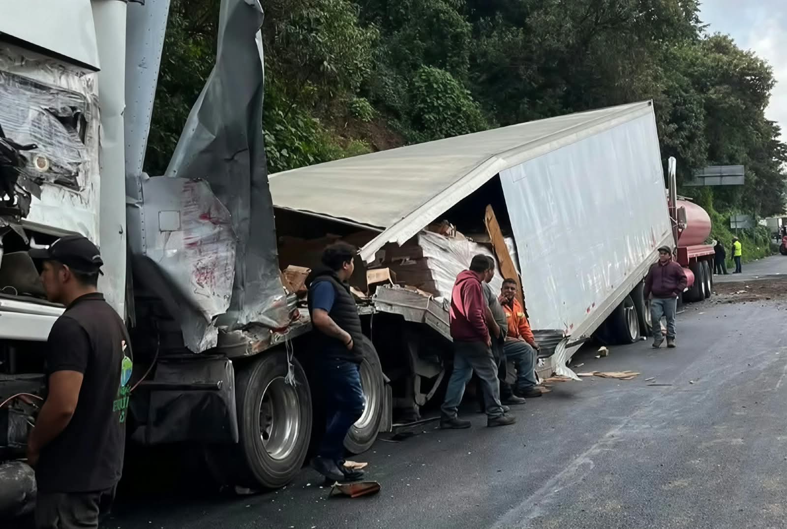 Choque de tráileres vuelve a paralizar la autopista México-Toluca a la altura de La Venta