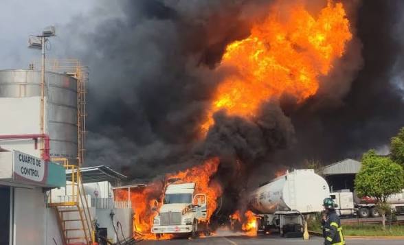 Incendio en Tlalnepantla; arden pipas con diésel