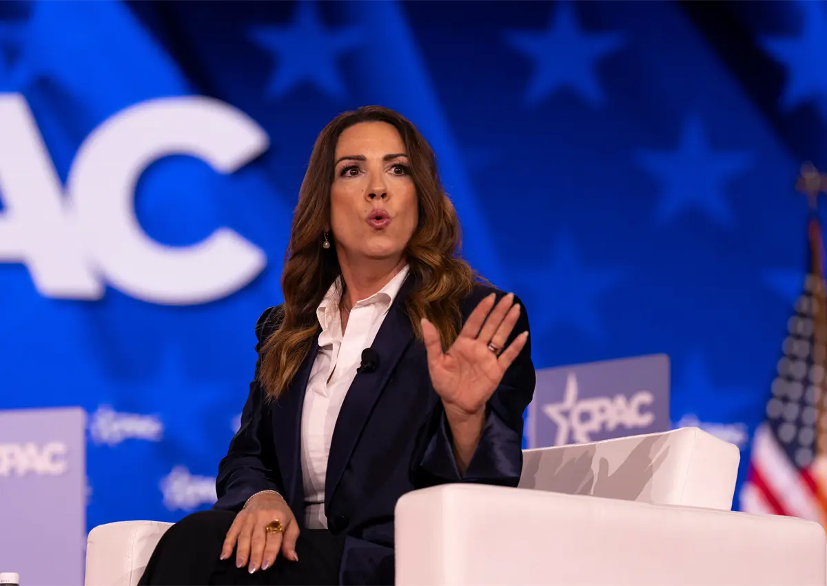 Sara Carter advierte que EU irá tras políticos que colaboren con cárteles en México