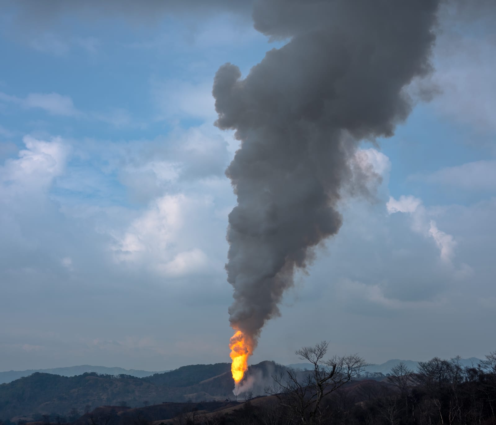 Pozo de gas de PEMEX lleva más de 3 meses fugando y contaminando en la población de Las Choapas, Veracruz