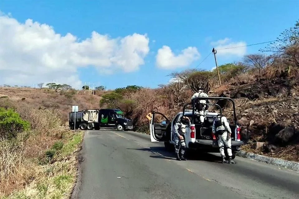 Narcobloqueos y balaceras en Cotija, Michoacán