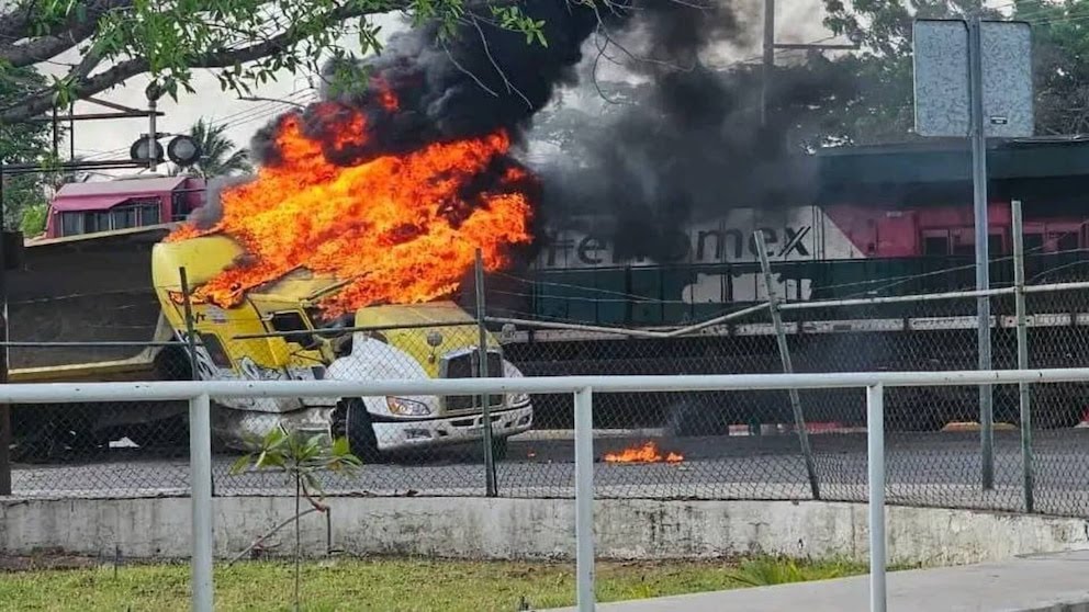Enfrentamientos, quema de autos y narcobloqueos paralizan la autopista Manzanillo-Colima