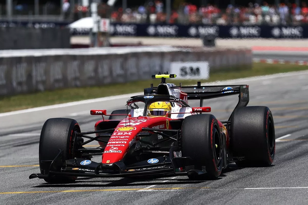 Hamilton regresa al triunfo en Barcelona; primero con Ferrari
