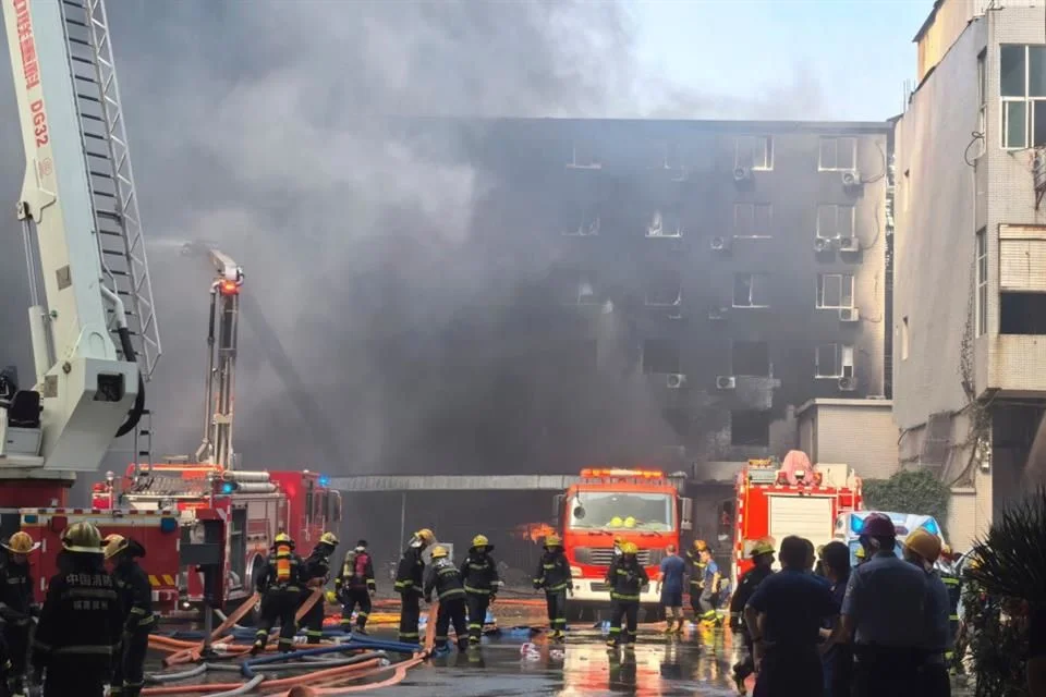 Mueren 28 personas en incendio en una fábrica de China