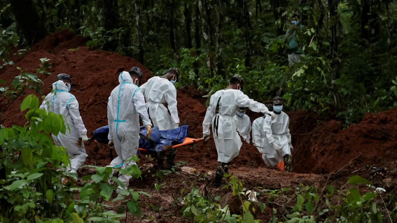 Van 781 muertos en Nepal; inician entierro masivo
