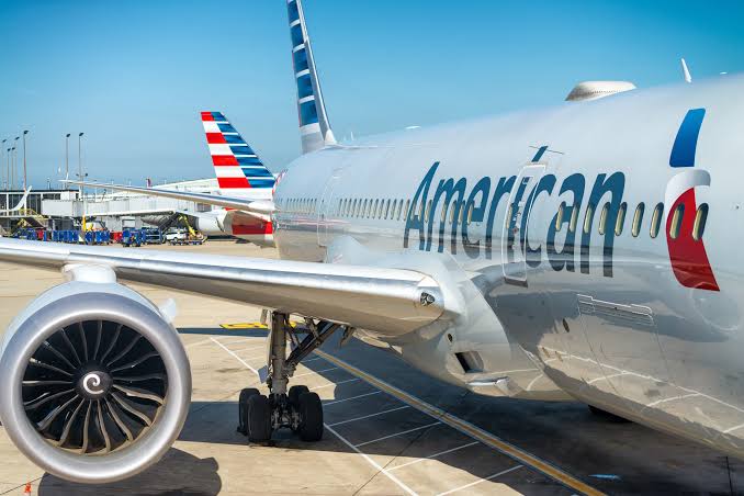 Explotan dos neumáticos de avión de American Airlines al aterrizar en Chicago