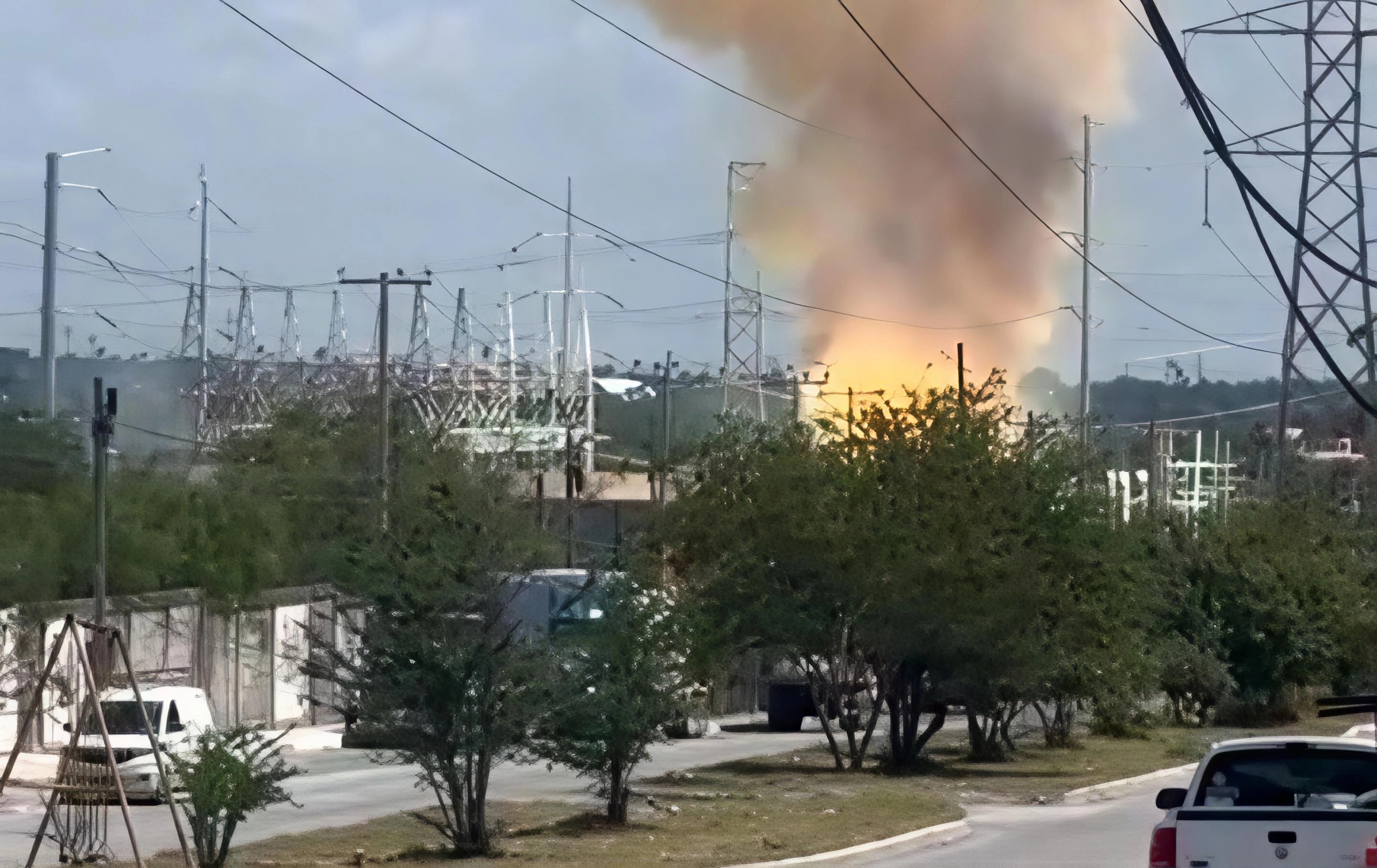 20 colonias se quedan sin luz tras explosión en subestación de CFE Reynosa