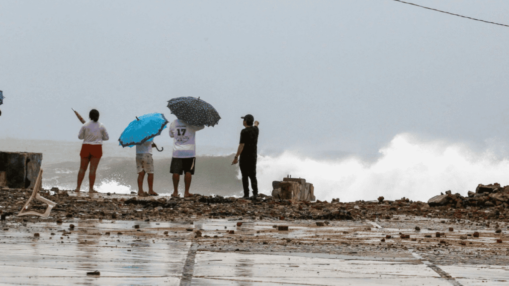 ¡Alerta Roja en BCS!: Polo inunda Puerto San Carlos y el mar fractura bordo costero