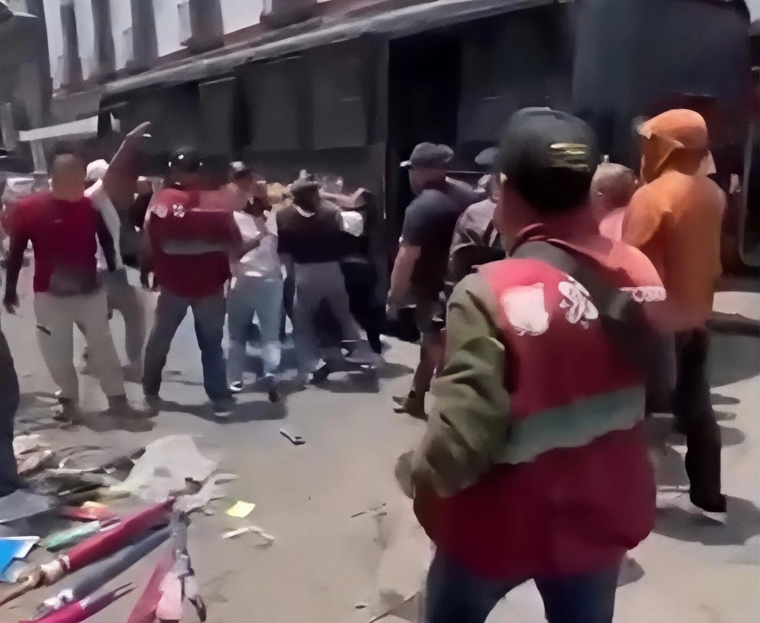 Ambulantes se enfrentan a la SSC por operativo de desalojo en el Centro Histórico