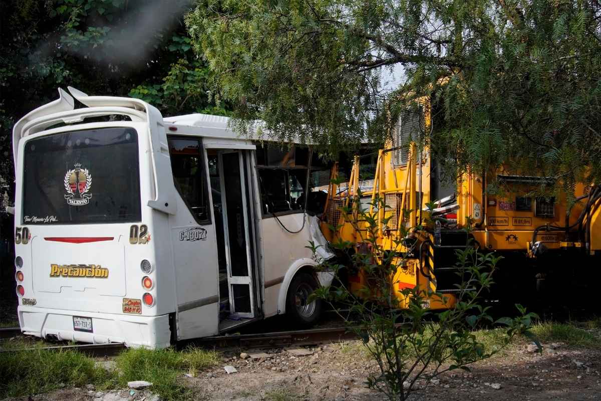 Tren embiste a 'micro' de la Ruta 50 en Puebla que quiso ganarle el paso; hay al menos 21 lesionados
