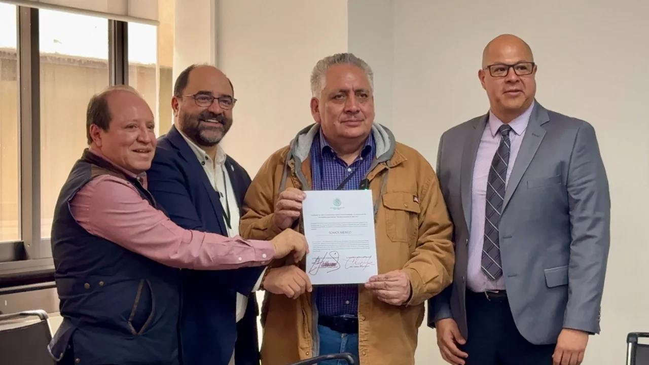 Somos México recibe certificado como partido político del INE