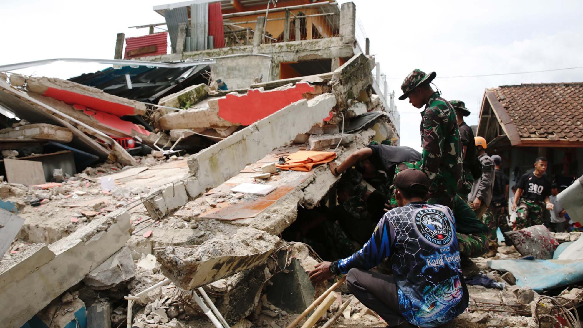 47 muertos en Indonesia, saldo preliminar tras Terremoto magnitud 7.7