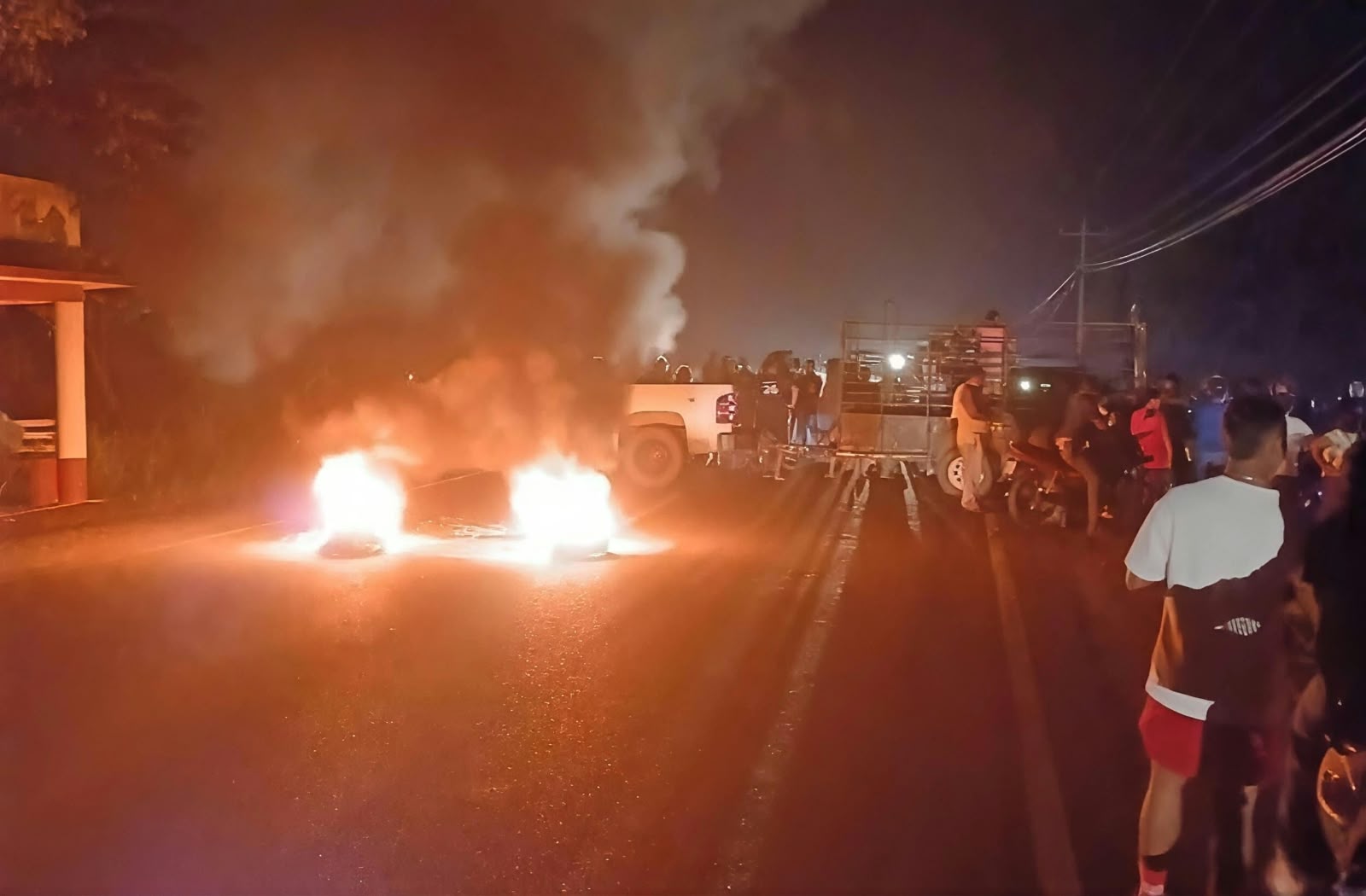 Bloquean carretera Villahermosa-Jalapa por falta de luz