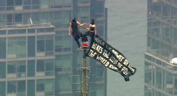 Pareja de escaladores cuelga pancarta en la cima del Empire State de NY para pedirse matrimonio