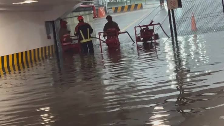 Lluvias inundan basamento de la Cámara de Diputados