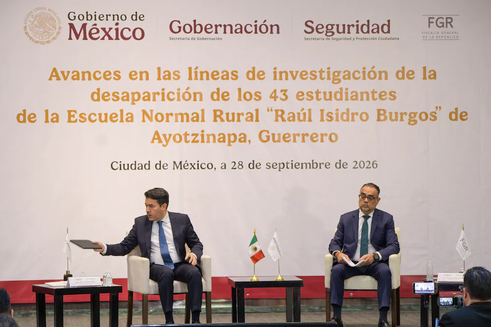 Teléfonos de los 43 de Ayotzinapa fueron usados por funcionarios, policías y empresarios funerarios: FGR