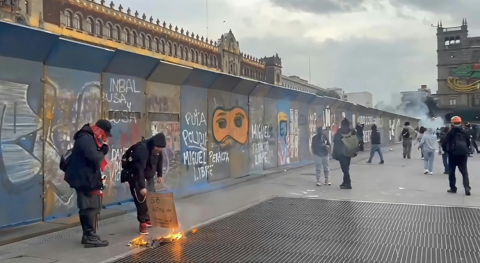 Vandalizan encapuchados negocios en CDMX; lanzan cohetones en Zócalo