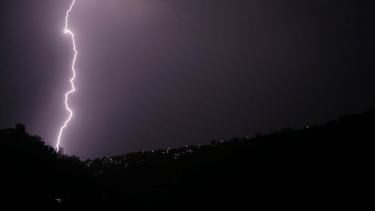Tormenta provoca apagones e inundaciones en Oaxaca